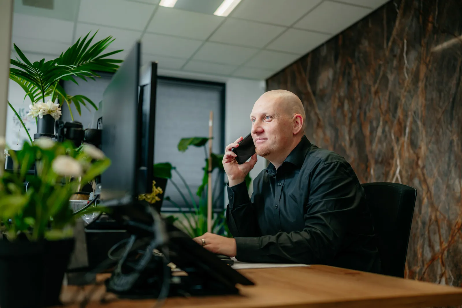 De binnendienst van Oude Elferink aan de telefoon