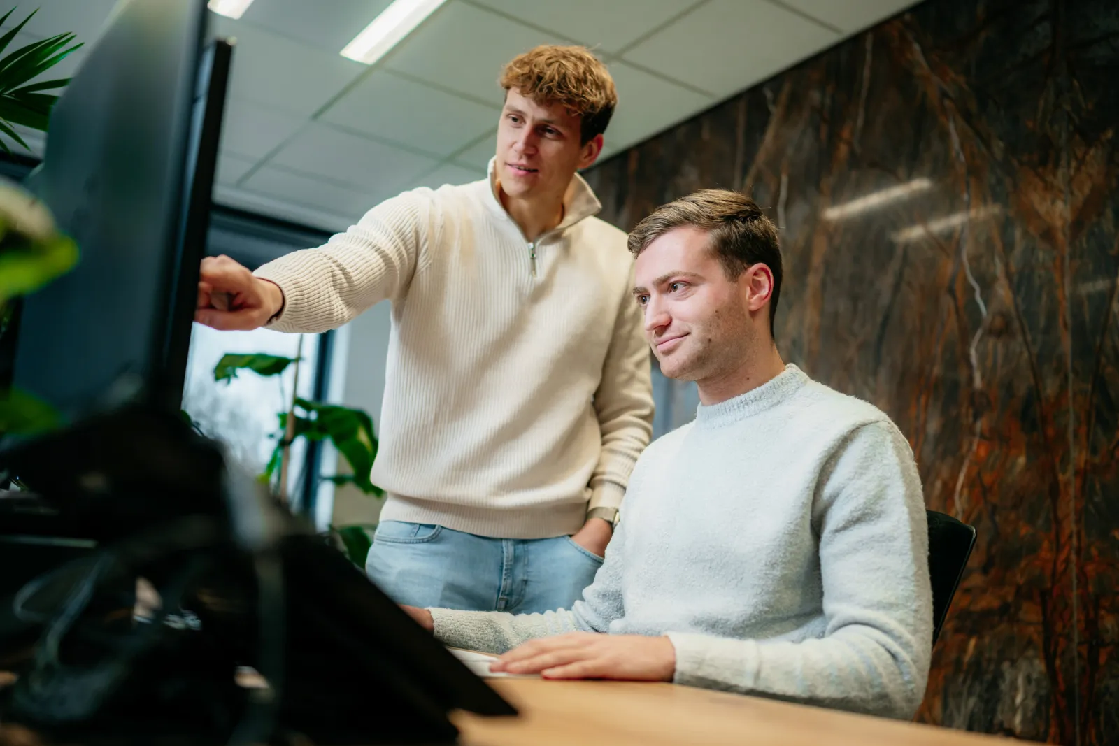 Twee medewerkers aan het werk op kantoor