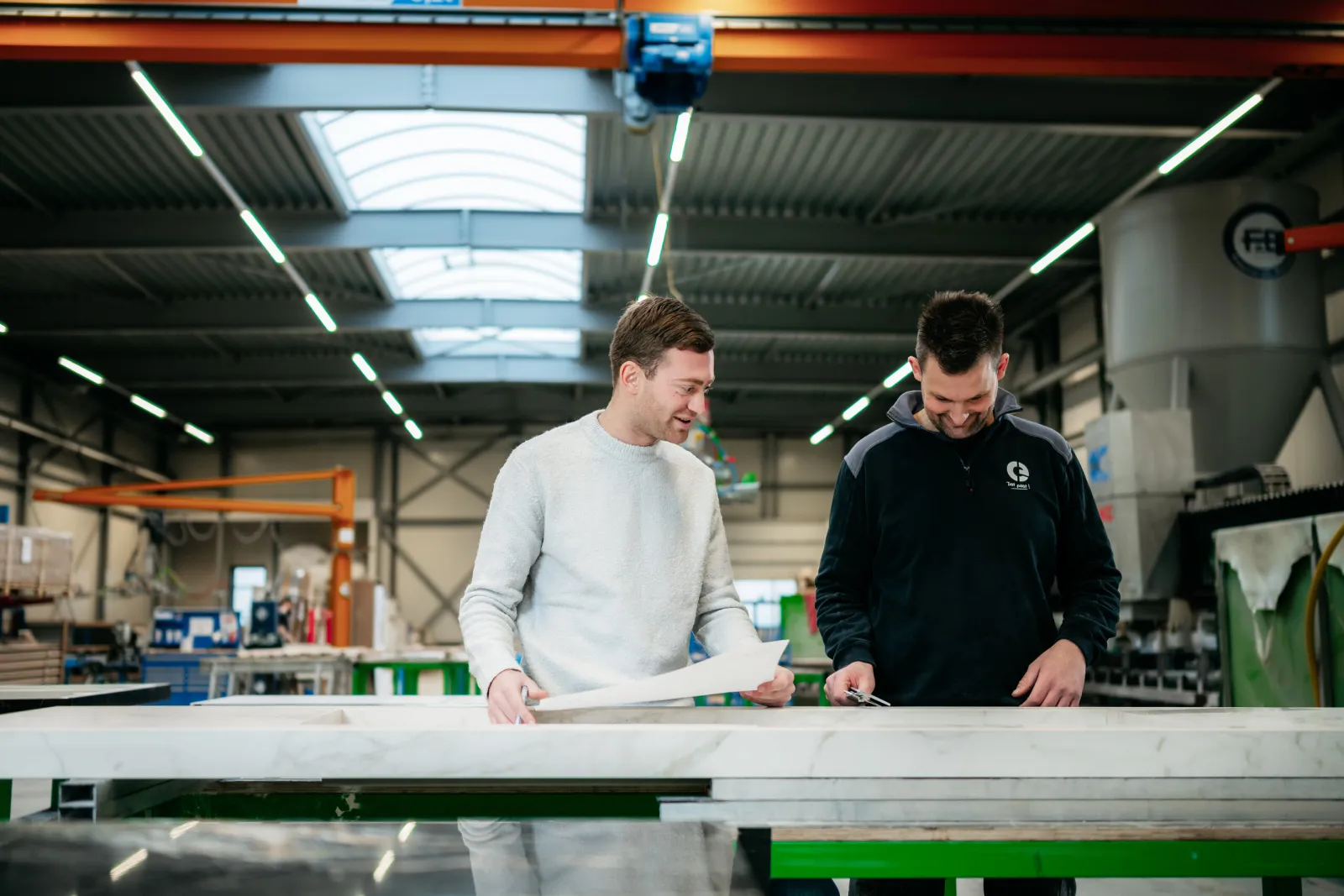 Een tekening wordt gecontroleerd bij het werkblad in de werkplaats