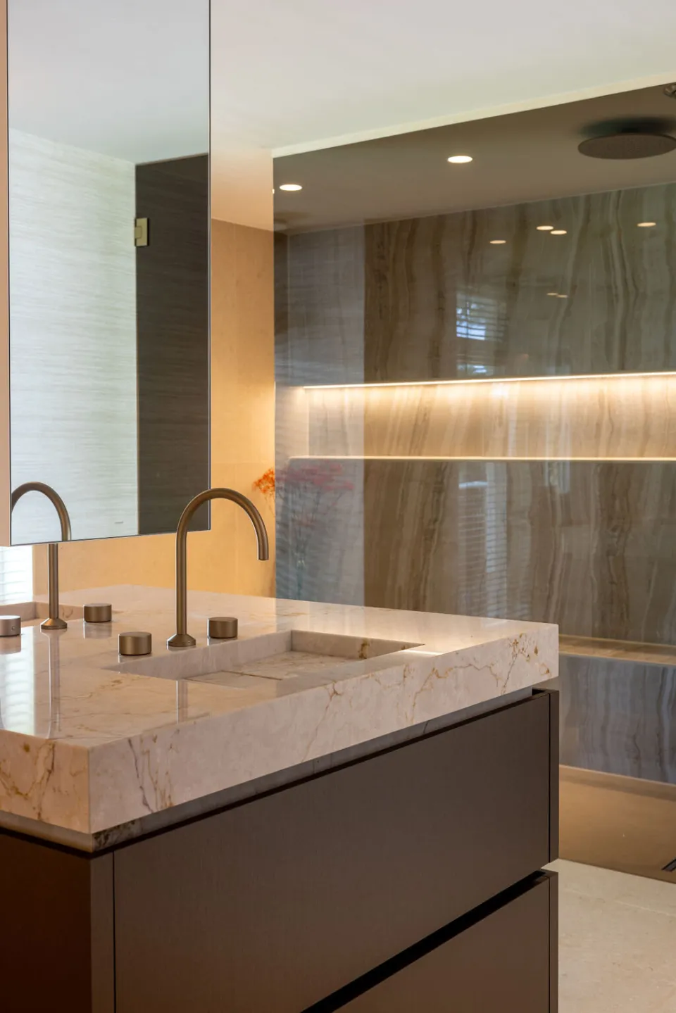 Wastafel en inloopkast in Silestone in Oldenzaal
