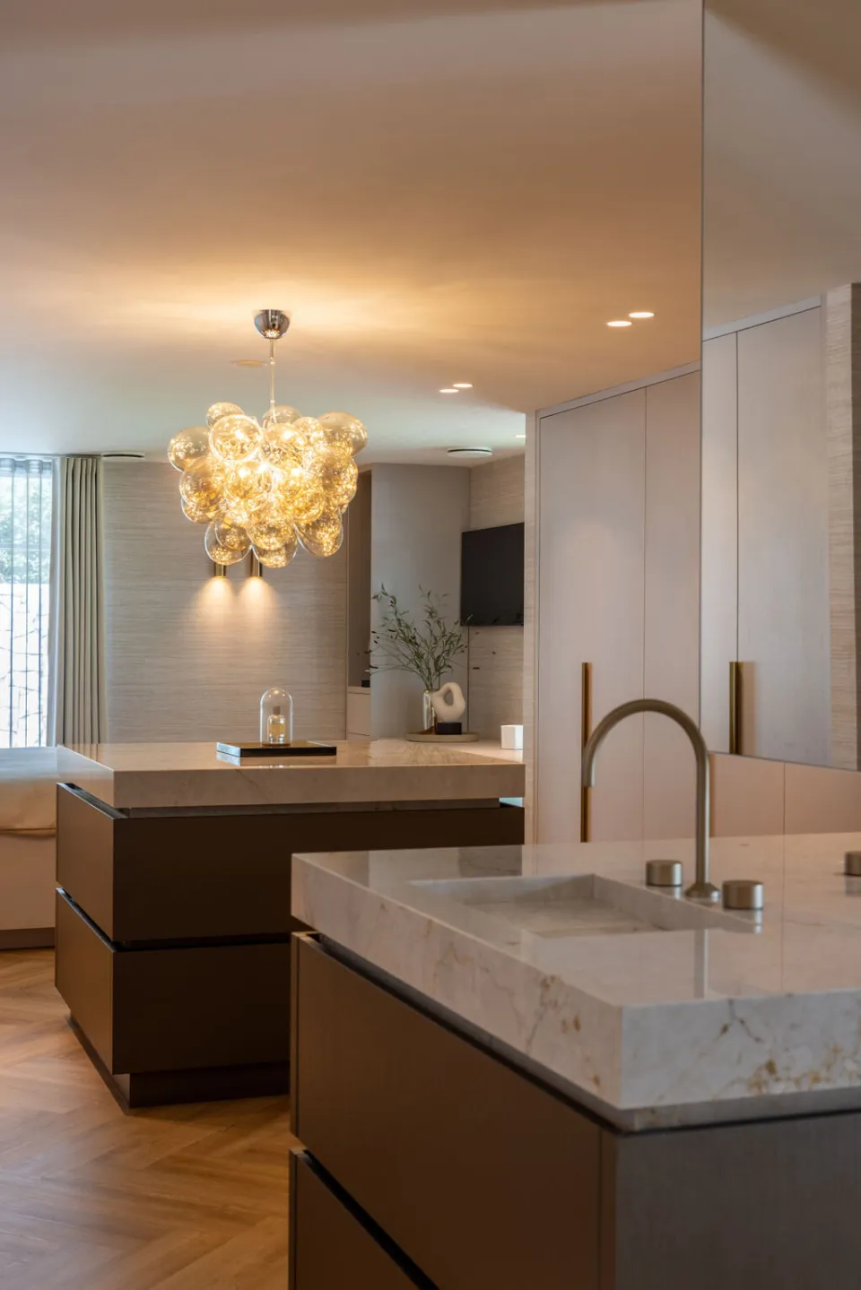 Wastafel en inloopkast in Silestone in Oldenzaal