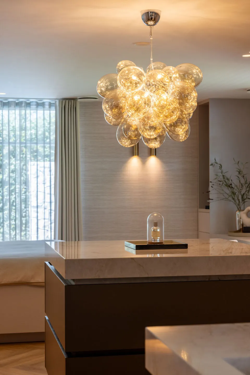 Wastafel en inloopkast in Silestone in Oldenzaal
