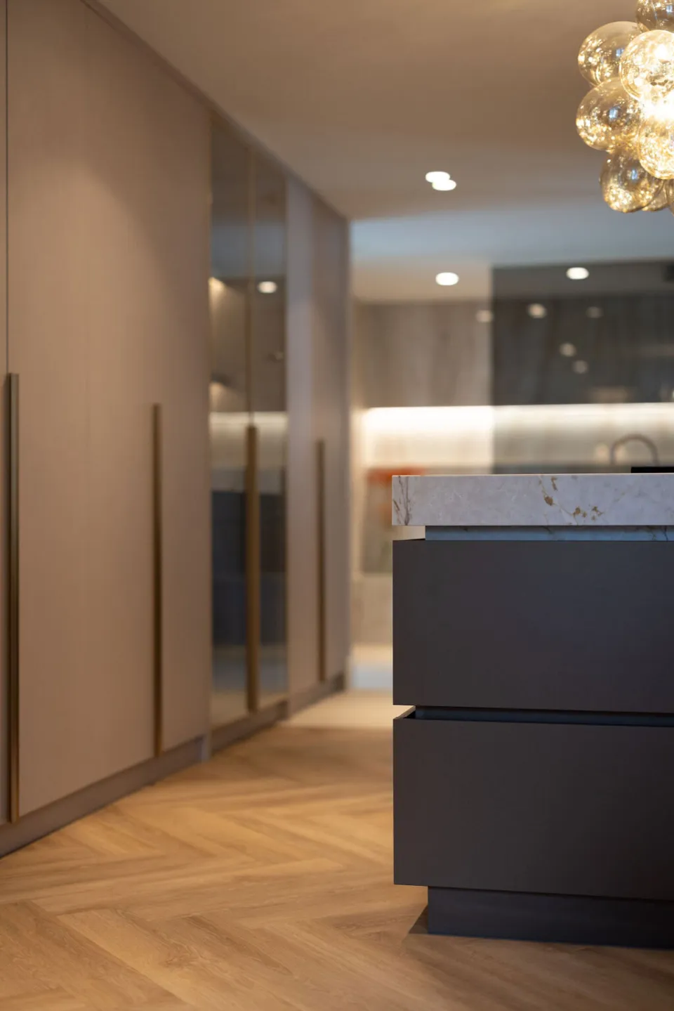 Wastafel en inloopkast in Silestone in Oldenzaal