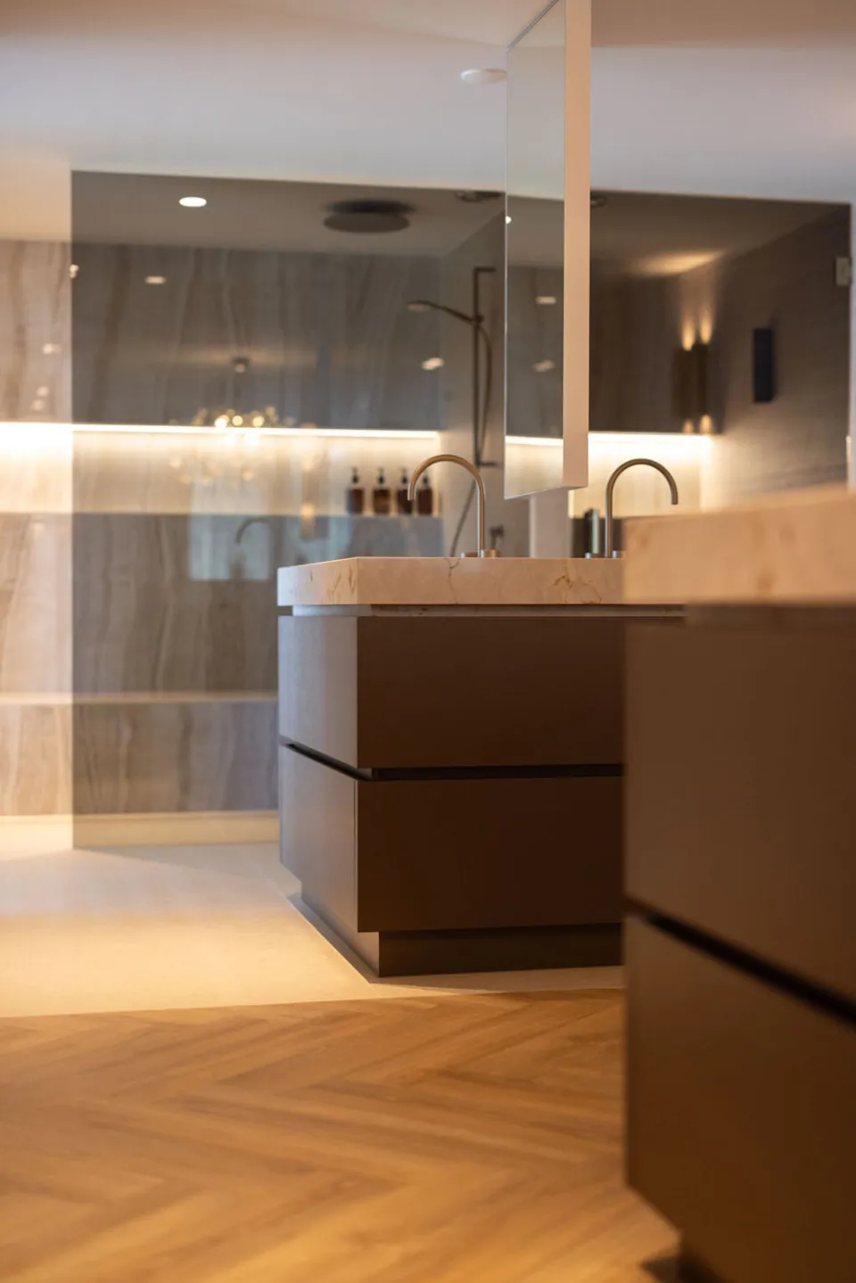 Wastafel en inloopkast in Silestone in Oldenzaal